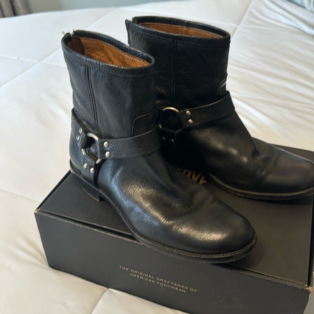 FRYE Phillip Harness Short Women’s Leather Boots Sz 10 EUC in black.